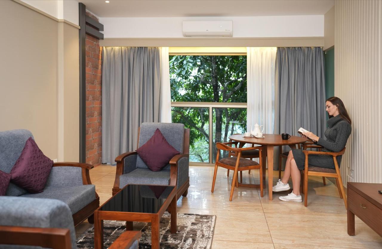 Elephant Passage Munnar Eksteriør billede A living room in a typical apartment